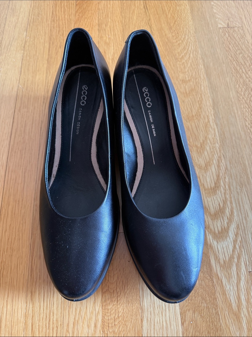 Ecco Black Leather Classic Round-Toe Flats